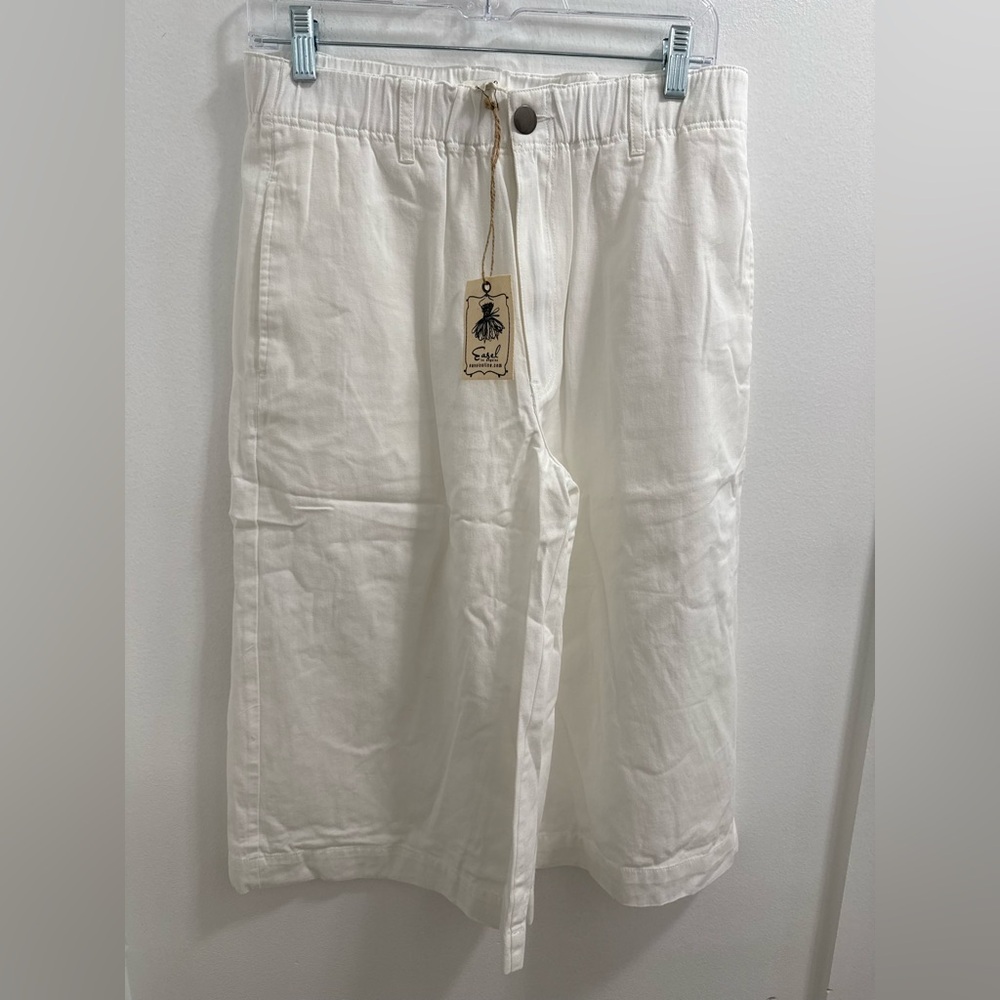 Easel White Capris
